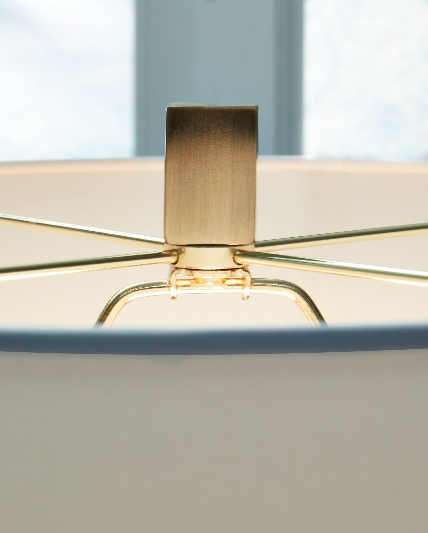 Teelsen Crystal Table Lamp (1/CN) Smyrna Furniture Outlet