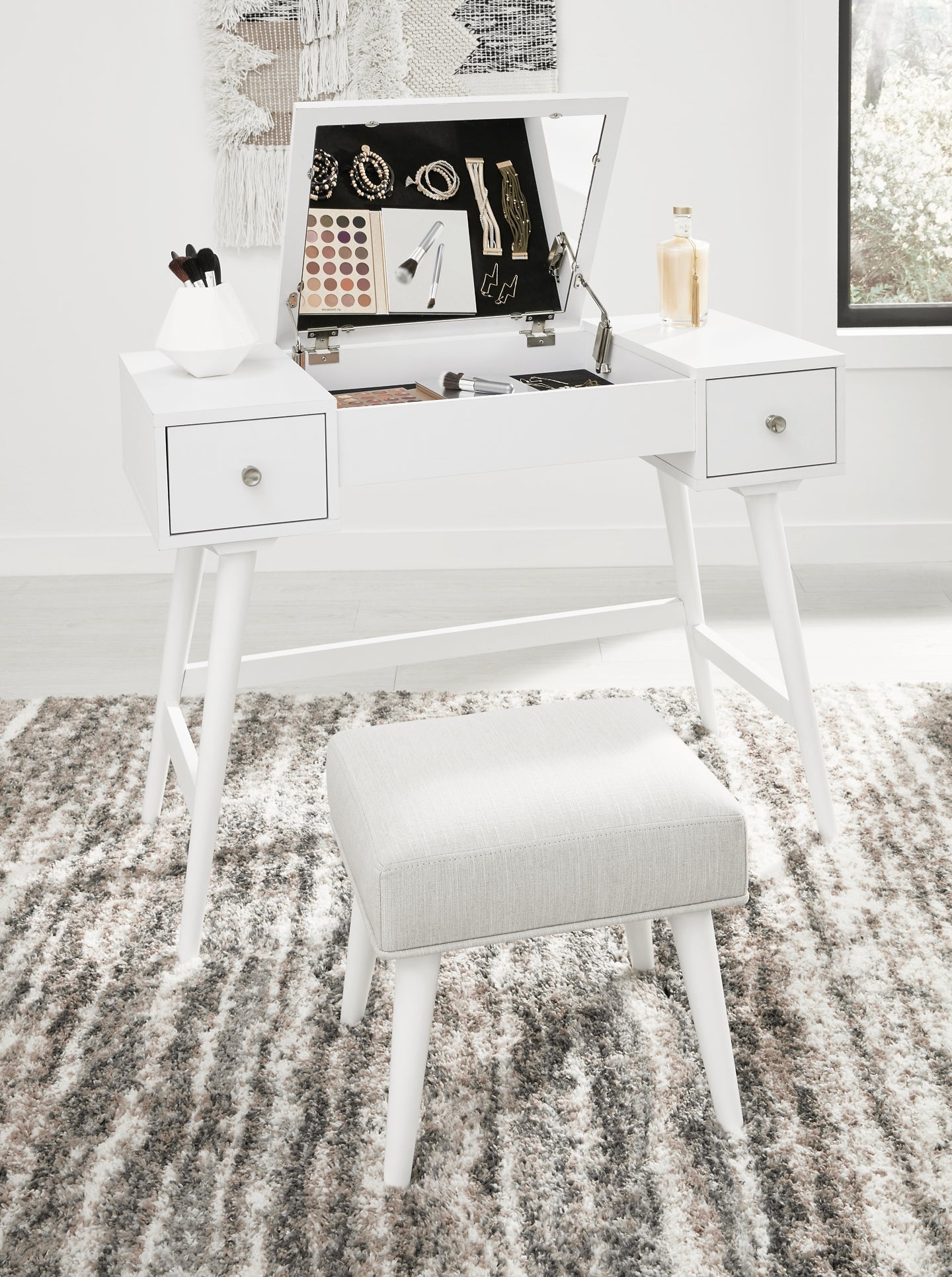 Thadamere Vanity/UPH Stool (2/CN) Smyrna Furniture Outlet