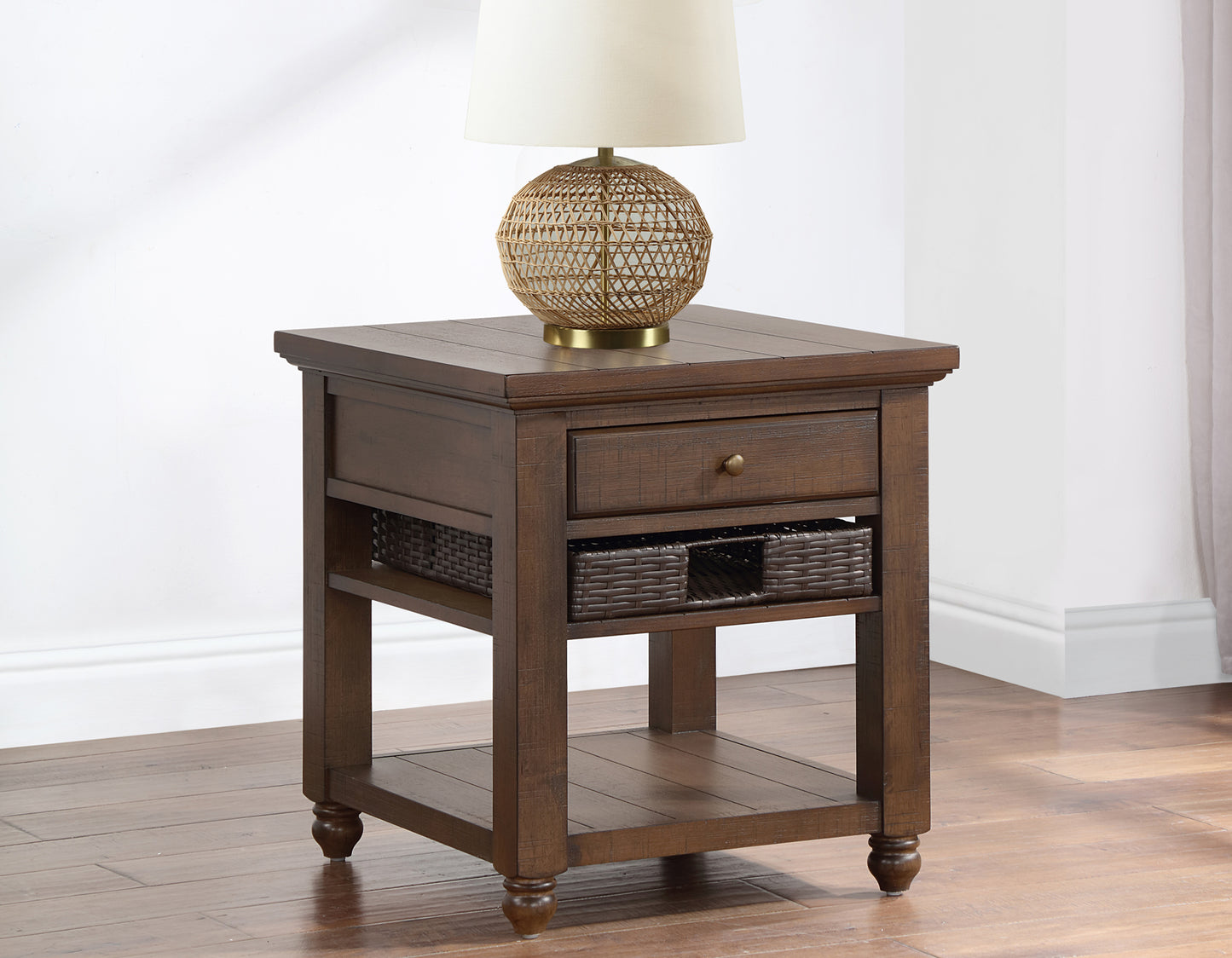 Oliver

Cocktail Table, Castered
End Table
Chairside End Table
Sofa Table