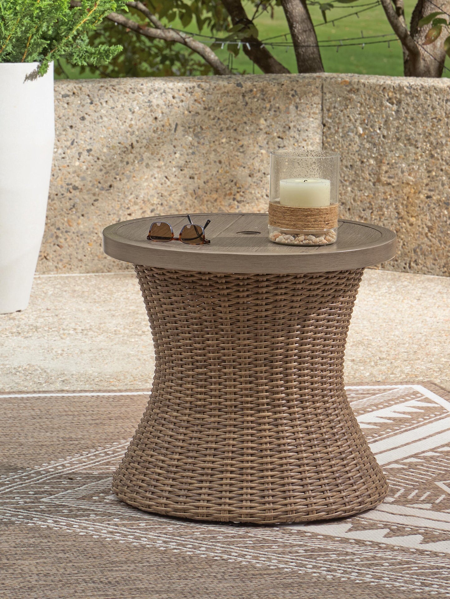 Laguna Heights Round End Table w/UMB OPT